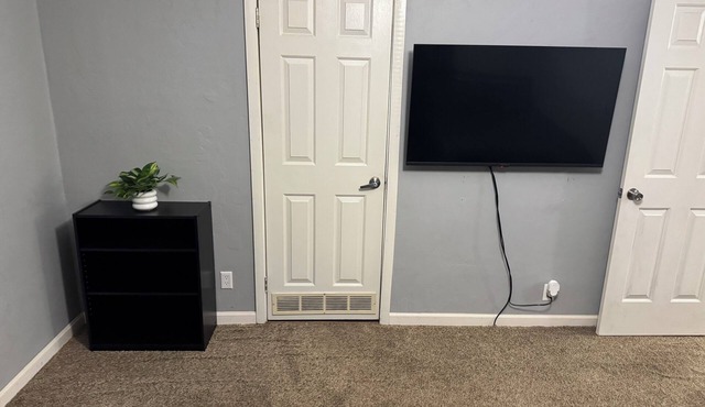 Fantastic 3-bedroom house with AC in charming Oswego