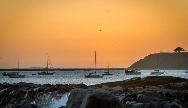 Fantastic 3 bedroom, 3 bath Coastal Home Close to the Beach and Restaurants