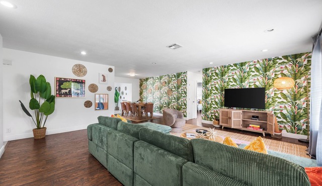 Fantastic 3BR2BA Heated Pool+Games 2Miles To Beach