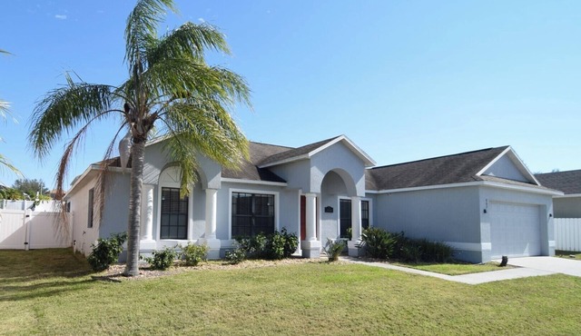 Fantastic 4 bed detached home, large pool, great pool deck, Disney 9 miles!