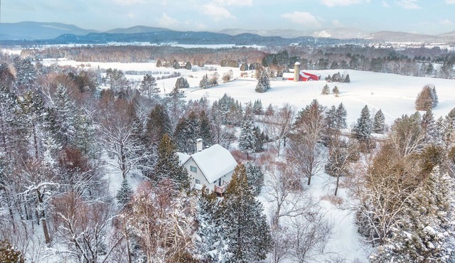 Fantastic 4-bedroom cottage close to skiing and shopping in Mont-Tremblant