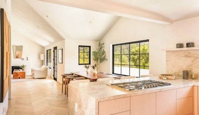 Fantastic 4-bedroom house with AC in charming Los Angeles.