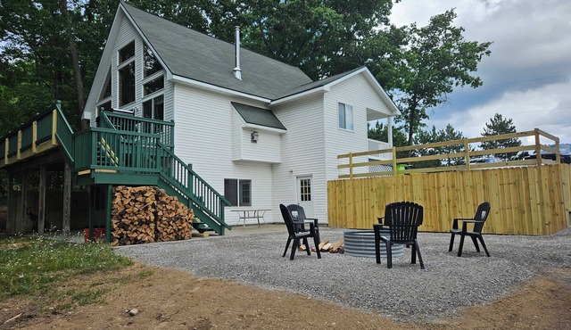 Fantastic 4 bedroom chalet sleeps 10 close to trails and Higgins lake