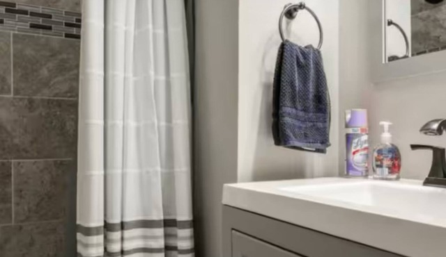 Fantastic 4-bedroom house 12 minutes away from downtown Chicago