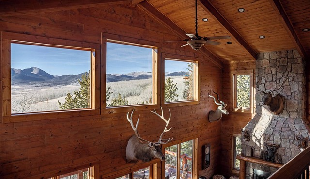 Fantastic 4-bedroom lodge in soothing Jefferson for your getaway