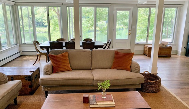 Fantastic 4-bedroom Lake~Ski House w/gas fireplace. Pet friendly!