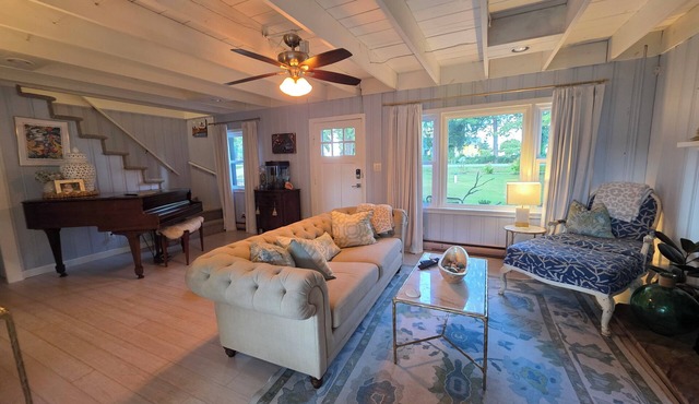 Fantastic 4-bedroom house with pool and pier near Solomons Island