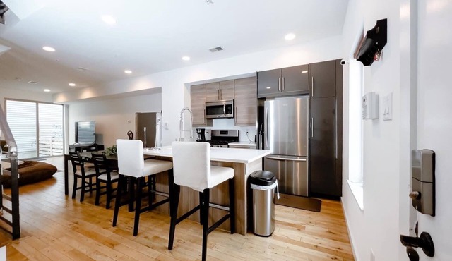 Fantastic 4BR Townhouse W/HOTTUB