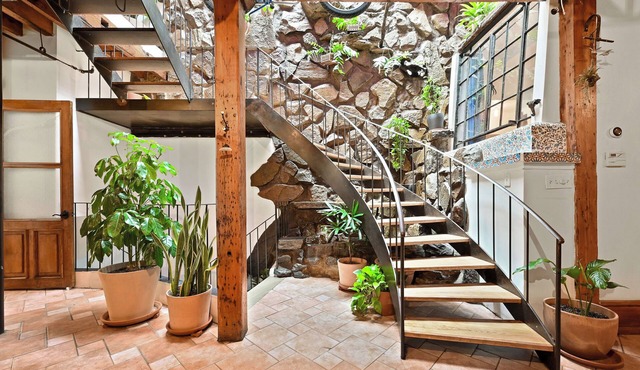 Fantastic 6-bedroom townhome with AC in vibrant New York