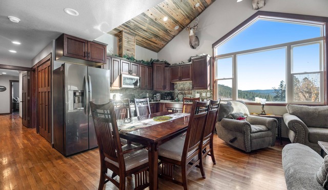 Fantastic and secluded house with two lofts, balcony, & swing set - near hiking