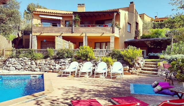 Fantastic apartment in Begur with communal swimming pool.