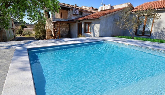 Fantastic apartment with saltwater pool, welcome drink, barbecue area - near Rovinj