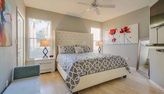 Fantastic Award Winning Newly Renovated Condo (4 miles to Disney) 2+2