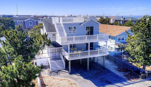 Fantastic Beach Block House With Heated Pool!