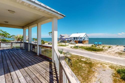 Fantastic beachfront home with full kitchen central AC & washer dryer
