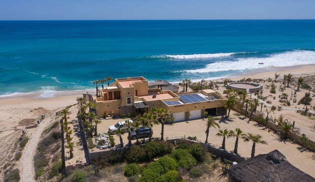Fantastic Beachfront property with infinity pool, private beach & AC!