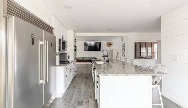 Fantastic Brickhouse sleep 12 plus, near MSU, Bass pro, Springfield downtown!