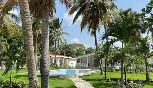 Fantastic bungalow right on the Caribbean Sea