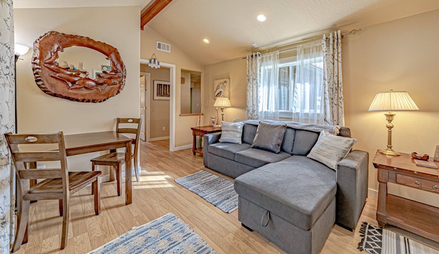 Fantastic cabin near beach & state parks with WiFi, grill & patio