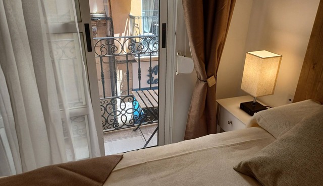 Fantastic central and romantic studio 5 min. from the beach-Wifi-Aire Acon.