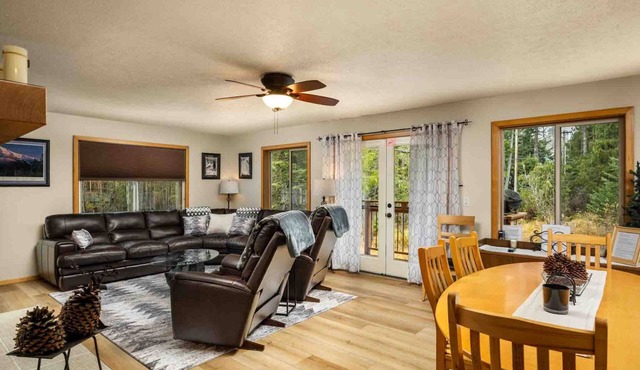 Fantastic Chalet in the Heart of Government Camp, Walk to Skiing, Sledding, Dining, & Entertainment