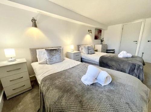 Fantastic convenient 2 Bedroom 2 bathroom Perfect for Stansted Airport, 3 minute walk to Bishops Stortford Train Station!