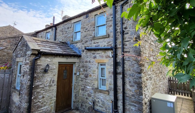 Fantastic cottage, sleeps 4& 2 dogs, w/ modern facilities, wonderful views, private parking & garden