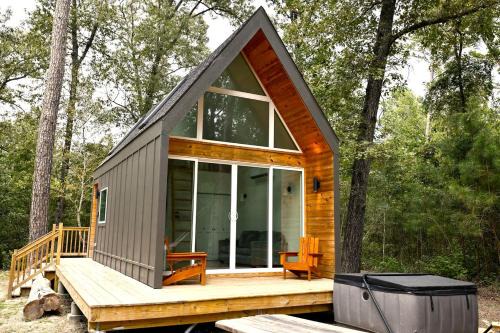 Fantastic Cozy Cabin with Hammock and Fire Pit in Montgomery, Texas