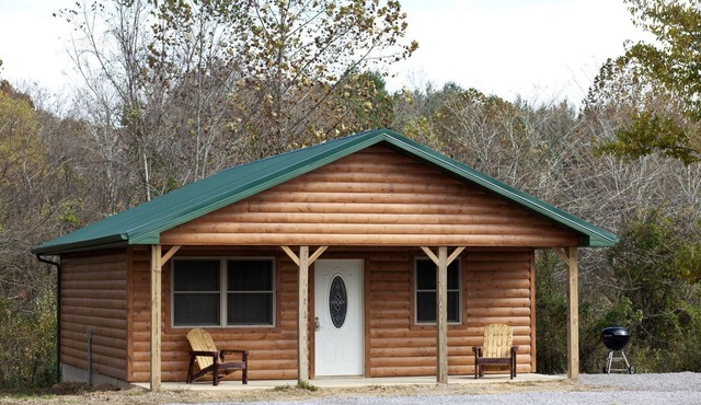Fantastic Cozy Cabin with Fire Pit, Hot-tub and Fireplace in Herod, Illinois
