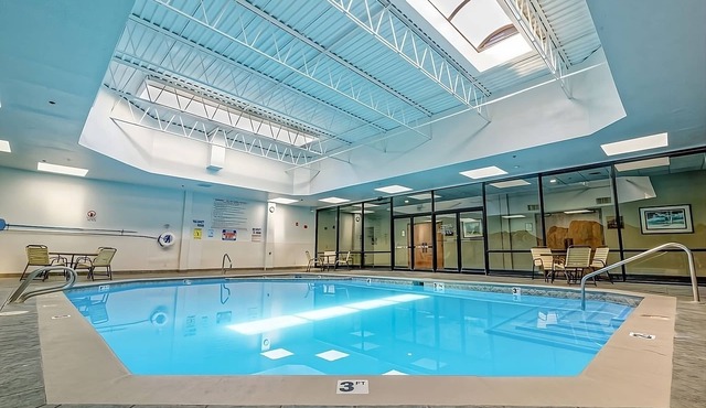 Fantastic Deal! Close to Redlands Mesa Golf Course! Indoor Pool, Parking!