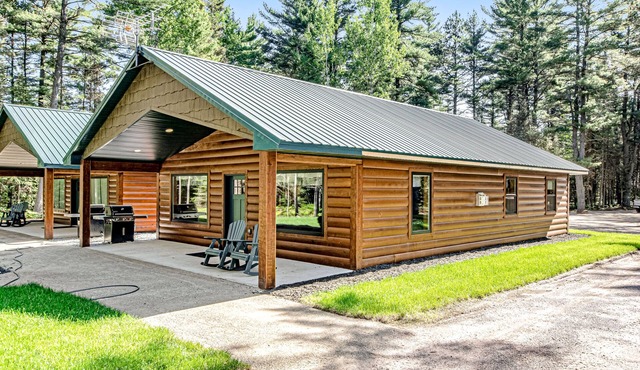 Fantastic dog-friendly cabin with hot tub, fireplace, patio, grill, central AC, & W/D