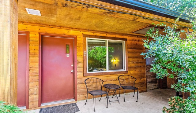 Fantastic dog-friendly retreat with 8 suites, fast WiFi & lush grounds