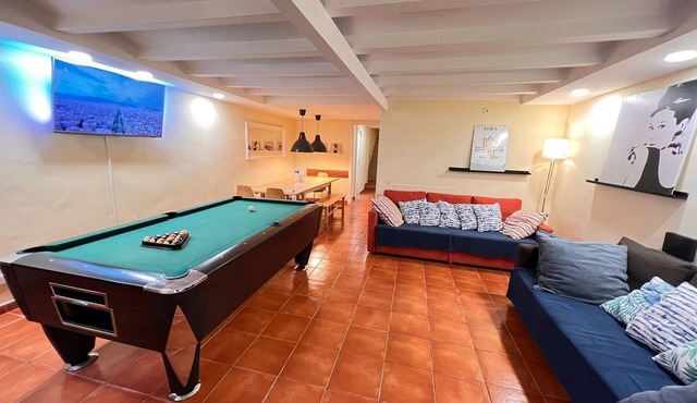 Fantastic Duplex 4BR |Family-Friendly|Terrace Pool Table & Ping Pong 10m Ramblas