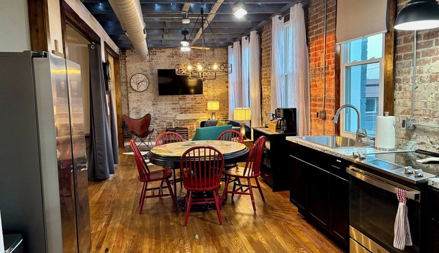 Fantastic, Eclectic, 2nd Floor Urban Loft located center of downtown Hohenwald
