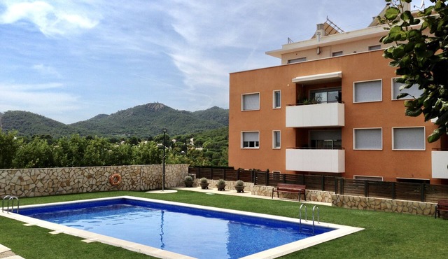 FANTASTIC APARTMENT, 5MINS FROM THE BEACH WITH SWIMMING POOL, PARKING & INTERNET