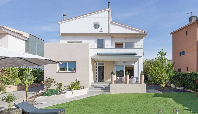 Fantastic Villa with swimming pool in Vilanova i la Geltrú