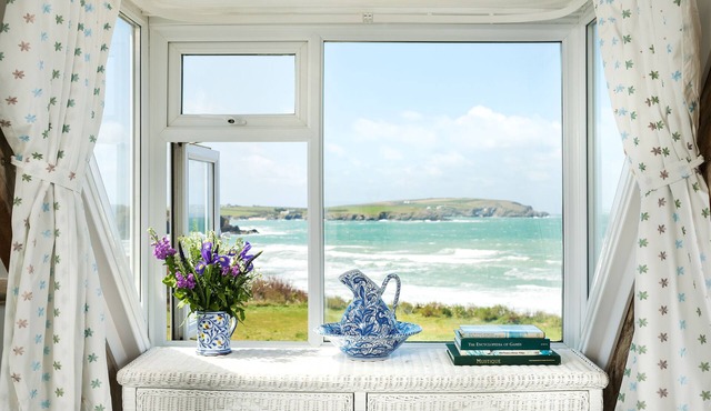 Fantastic Family Beach House, superb sea views & a stone's throw from the beach!