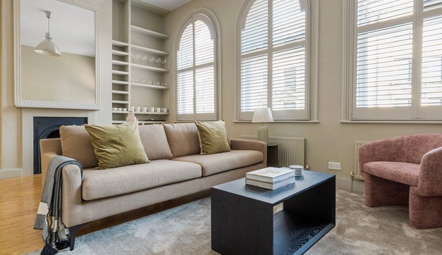 Fantastic Farringdon 2BR w/High Ceilings, nr Dining, by Blueground