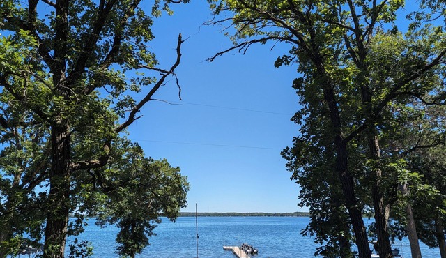 Fantastic Fishhook home w/PONTOON on premier sport & fishing lake! Pet Friendly!