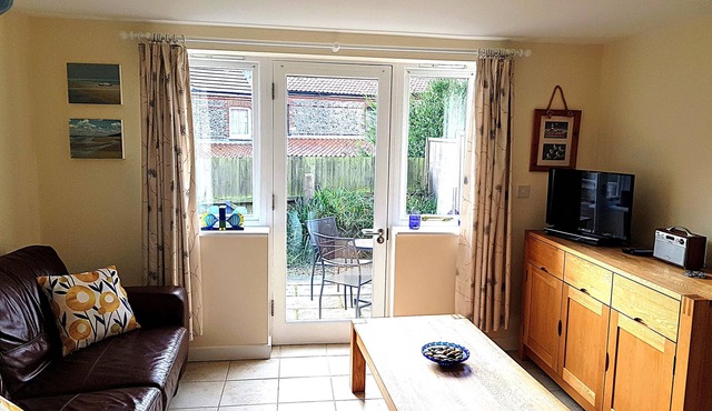 Fantastic for a seaside getaway within easy reach of the cliff-top & access to the sea front & beach