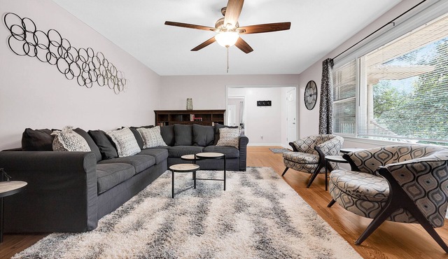 Fantastic for Extended Stays & Work Crews- 10 beds, 5 bedrooms, 2.5 baths