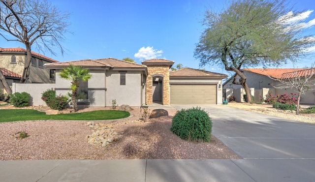 Fantastic Gilbert Location with Lovely HEATED/CHILLED Pool and Spa on Greenbelt!