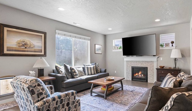 Fantastic High Desert Retreat, Pet Friendly, Fenced Backyard w/Covered Patio, Ping Pong, BBQ