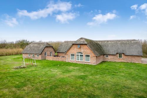 Fantastic Holiday Home With Pool And Spa For 20 People