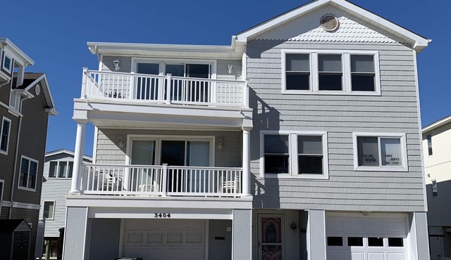 Fantastic Home! Five Star Rating! Steps to Beach (see video). Centrally Located.