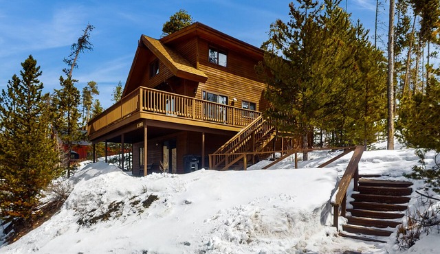 Fantastic home w/view of Gore Range, two large decks, & walkable location