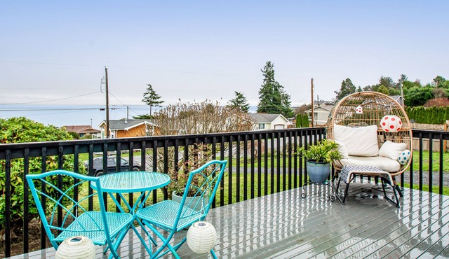 Fantastic Island Gem W/ Port Views, Fast WiFi, Furnished Deck & Full Kitchen!