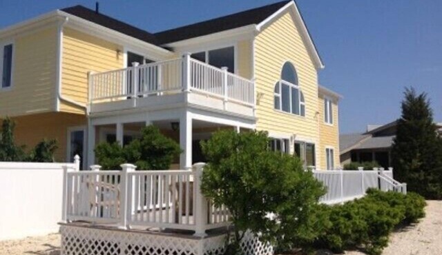 Fantastic Lagoon Front Home, Walking Distance To The Beach