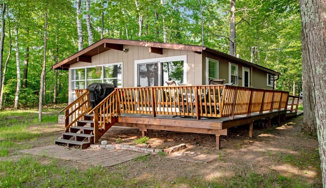 Fantastic lakefront home with fireplace, fast WiFi, washer/dryer & dog-friendly