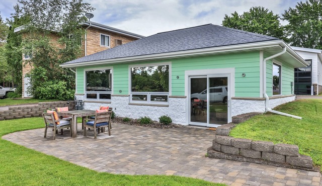 Fantastic lake cottage with shared dock, easy beach access, WiFi & central AC